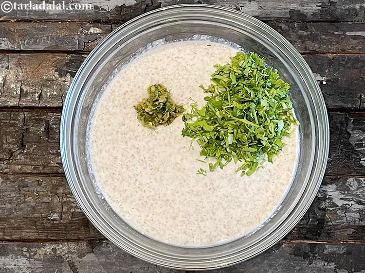 स्टेप 16 – २ टेबल-स्पून बारीक <a href=""https://www.tarladalal.com/glossary-coriander-dhania-kothmir-hindi-369i#ing_783"" target=""_blank""><strong>कटा हुआ हरा धनिया</strong></a> डालें।