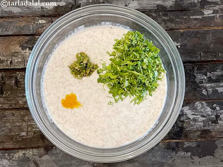 स्टेप 17 – एक चुटकी <a href=""https://www.tarladalal.com/glossary-turmeric-powder-haldi-hindi-645i"" target=""_blank""><strong>हल्दी पाउडर</strong></a> डालें।