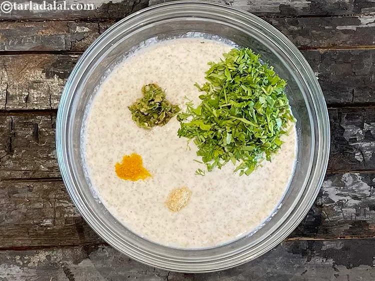 स्टेप 18 – एक चुटकी <a href=""https://www.tarladalal.com/glossary-asafoetida-hing-hindi-113i"" target=""_blank""><strong>हींग</strong></a> डालें।