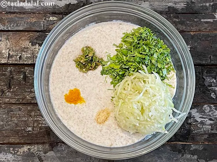 स्टेप 19 – १/२ कप <a href=""https://www.tarladalal.com/glossary-bottle-gourd-lauki-doodhi-ghiya-hindi-252i#ing_1048"" target=""_blank""><strong>कसी हुई लौकी</strong></a> डालें।