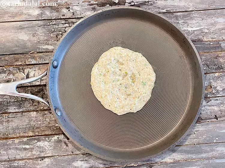 स्टेप 24 – उस पर बैटर का एक कडछुल डालें और फैलाकर १०० …