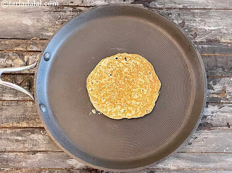 स्टेप 25 – १/८ टीस्पून तेल का उपयोग करते हुए, तब तक पकाएं …