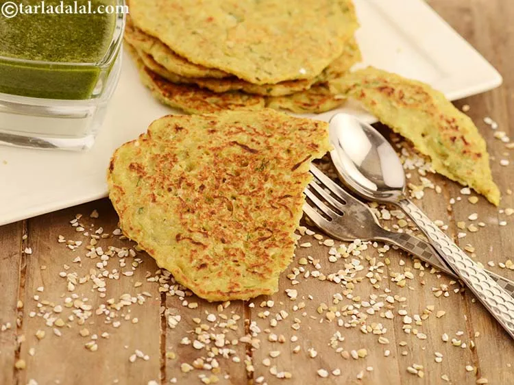 स्टेप 28 – <a href=""https://www.tarladalal.com/mint-and-onion-chutney-hindi-22301r"" target=""_blank""><strong>पुदीने और प्याज की चटनी</strong></a> के साथ <strong>कुट्टू …