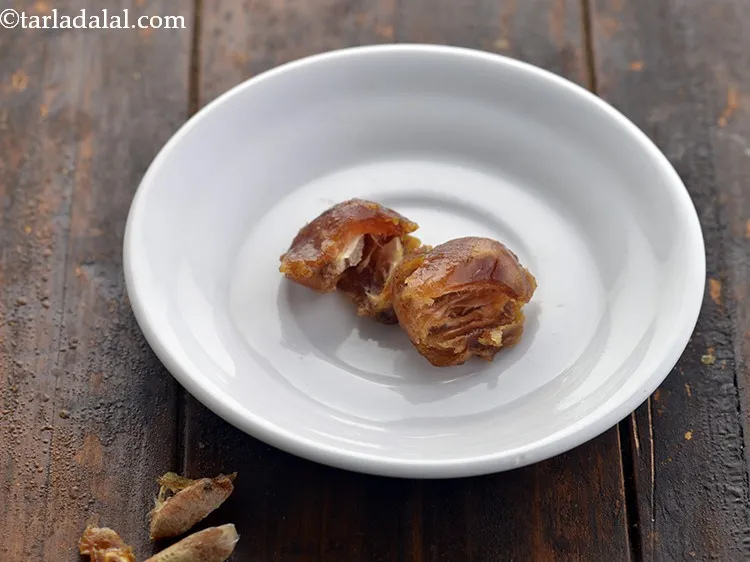 Step 11 – If you have bought dates with seeds to make <strong>Dalia Porridge for Babies</strong>, deseed them …