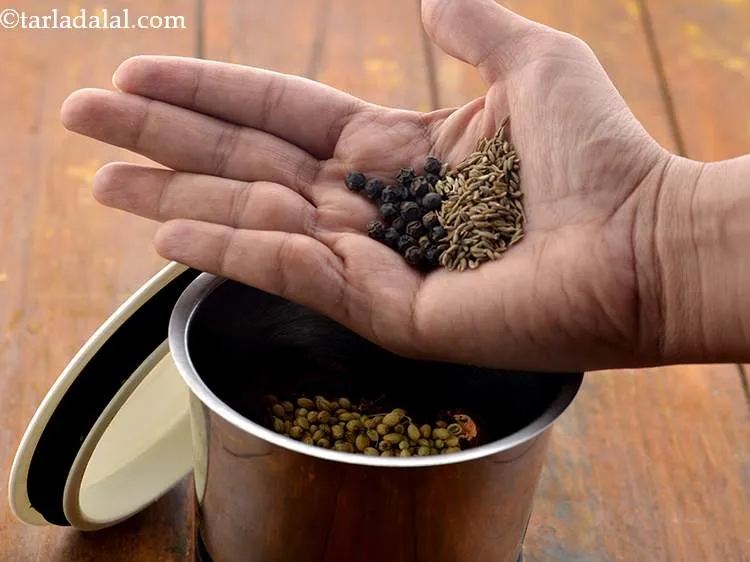 स्टेप 3 – इसमें काली मिर्च और जीरा डालें।