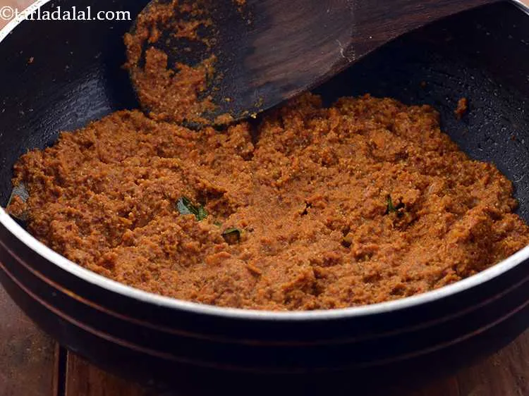 स्टेप 18 – मध्यम आंच पर १ मिनट के लिए सब कुछ भून …