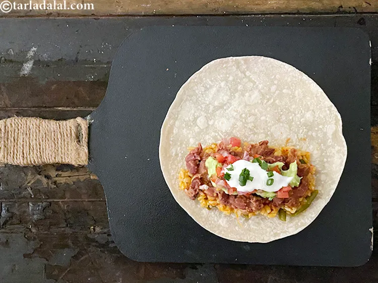 स्टेप 124 – अंत में १ टेबल-स्पून हरे प्याज़ छिड़कें।