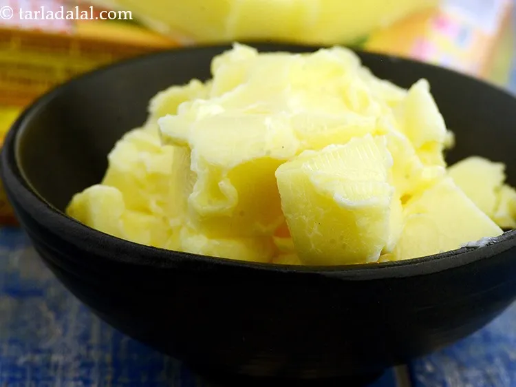 Step 7 – For the filling, heat 1 tsp&nbsp;<a href="https://www.tarladalal.com/glossary-butter-makhan-233i">butter</a>&nbsp;in a broad non-stick pan.