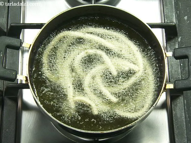 स्टेप 16 – गहरे नॉन-स्टिक पैन में बहुत अधिक मुरुक्कू न डालें और …