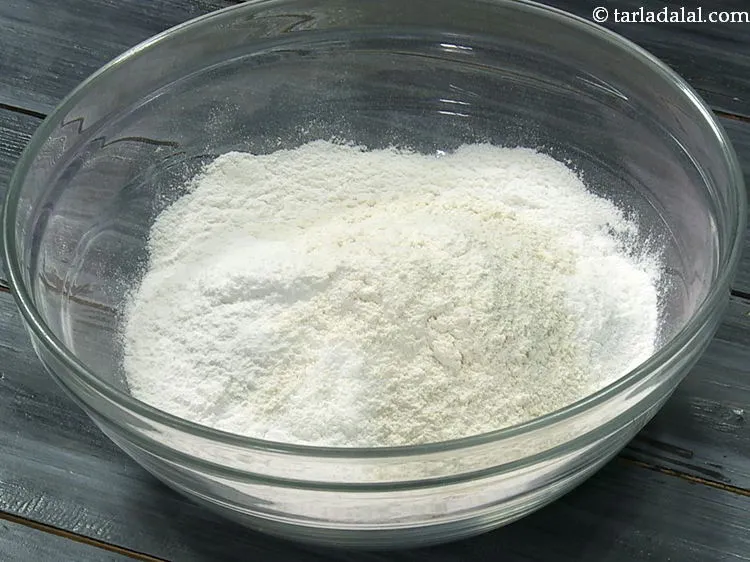 स्टेप 3 – २ टेबल-स्पून&nbsp;<a href=""https://www.tarladalal.com/glossary-urad-dal-flour-split-black-lentil-flour-urad-dal-ka-atta-hindi-1036i"">उड़द दाल का आटा</a> डालें। उड़द दाल की …