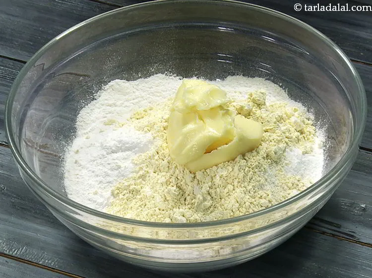 स्टेप 5 – २ टेबल-स्पून&nbsp;<a href=""https://www.tarladalal.com/glossary-soft-butter-naram-makhan-hindi-1942i"">नरम मक्खन</a>&nbsp;डालें।&nbsp;आप अनसाल्टेड मक्खन या घर पर बने …