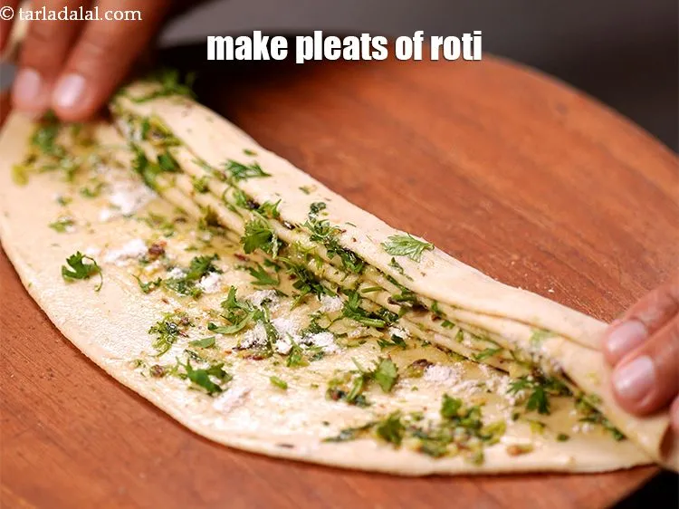 Step 27 – Make the pleats of the roti.