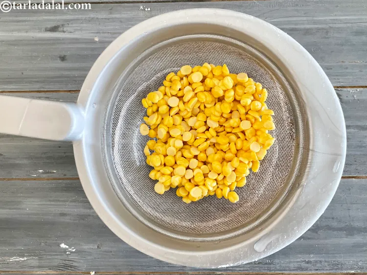 Step 6 – <meta charset="UTF-8" />Drain the dal using a strainer.&nbsp;