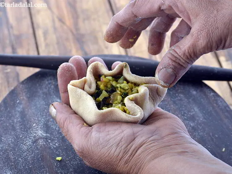 Step 26 – Bring together all the sides in the centre.