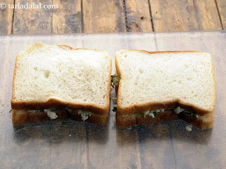 स्टेप 9 – २ और ब्रेड स्लाइस पर मक्खन लगा लें और मक्खन …