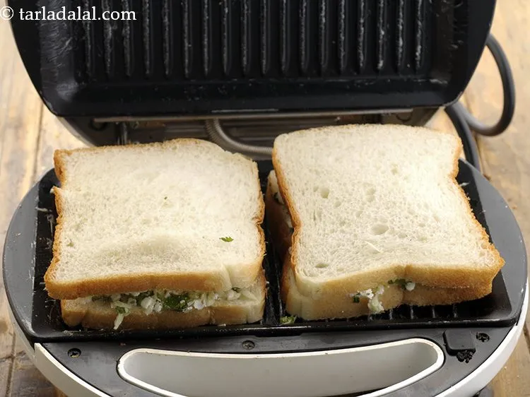 स्टेप 11 – तैयार दोनों सैंडविच को ग्रिलर में रखें।