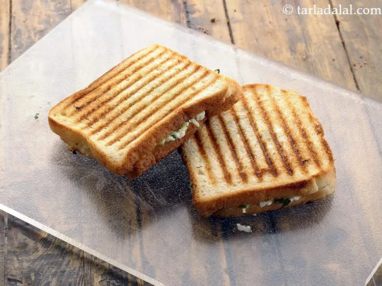 स्टेप 12 – <strong>गोभी पनीर ग्रिल्ड सैंडविच</strong> को ग्रिलर में ७ से ८ …