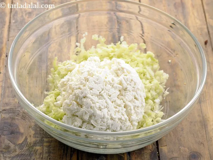 स्टेप 2 – पनीर डालें।