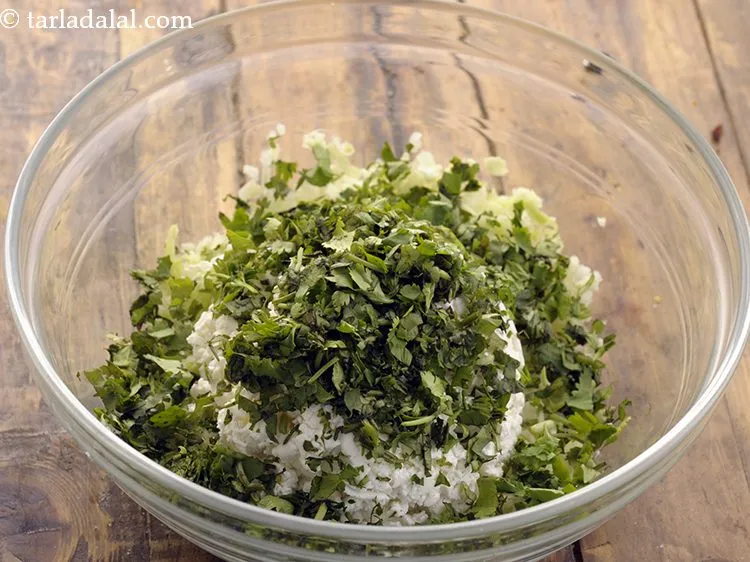 स्टेप 3 – ताजगी के लिए धनिया डालें।