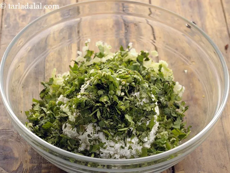 स्टेप 4 – हरी मिर्च और नमक डालें। हरी मिर्च को आपकी पसंद …