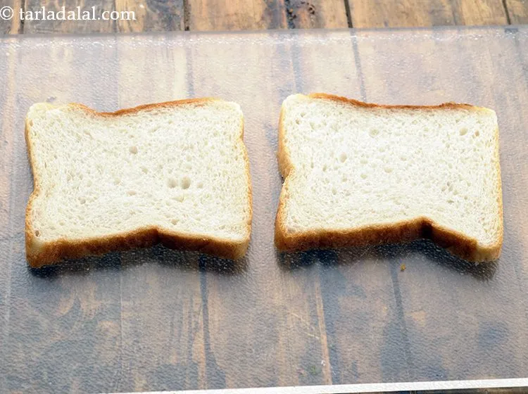 स्टेप 6 – इसके अलावा, एक साफ और सूखी सतह पर २ ब्रेड …