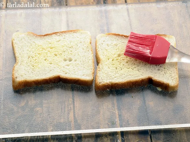 स्टेप 7 – उन पर मक्खन लगा लें।