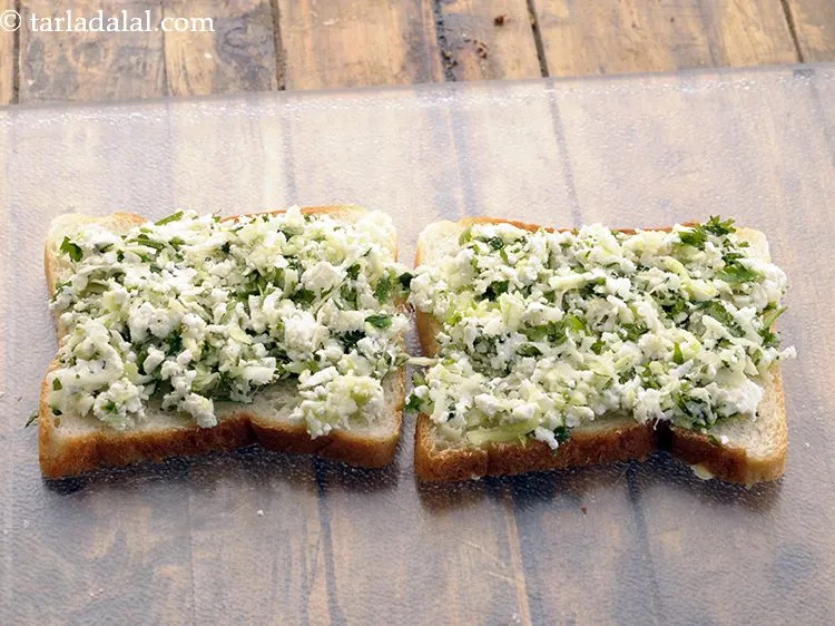 स्टेप 8 – प्रत्येक ब्रेड स्लाइस पर तैयार फिलिंग का एक भाग रखें।