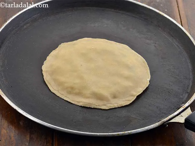 Step 20 – Heat a non-stick pan and place the <strong>Cabbage and Paneer Paratha </strong>over it.