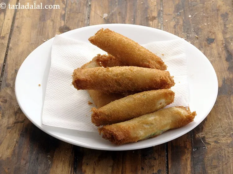Step 24 – Drain <strong>cabbage and paneer rolls</strong> on an absorbent paper.