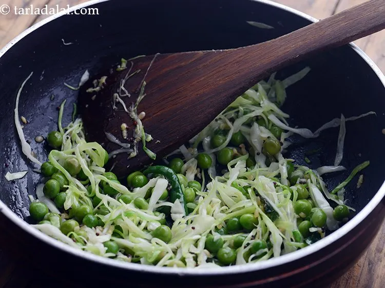 स्टेप 10 – नमक डालें और अच्छी तरह मिलाएं और बीच-बीच में एक …