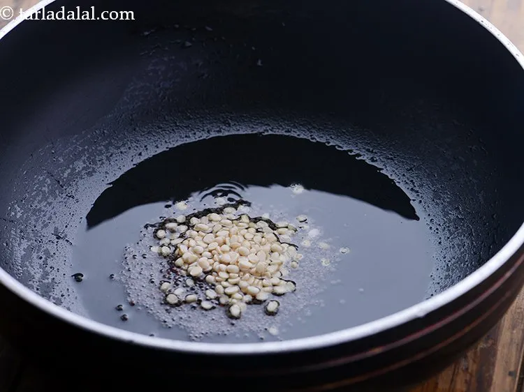 स्टेप 3 – जब सरसों चटक जाए तो उड़द दाल डालें।