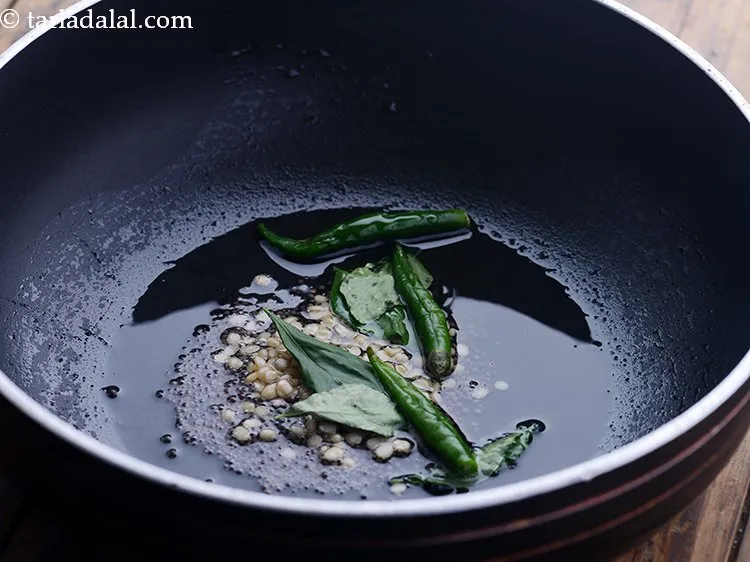 स्टेप 5 – हरी मिर्च डालें।