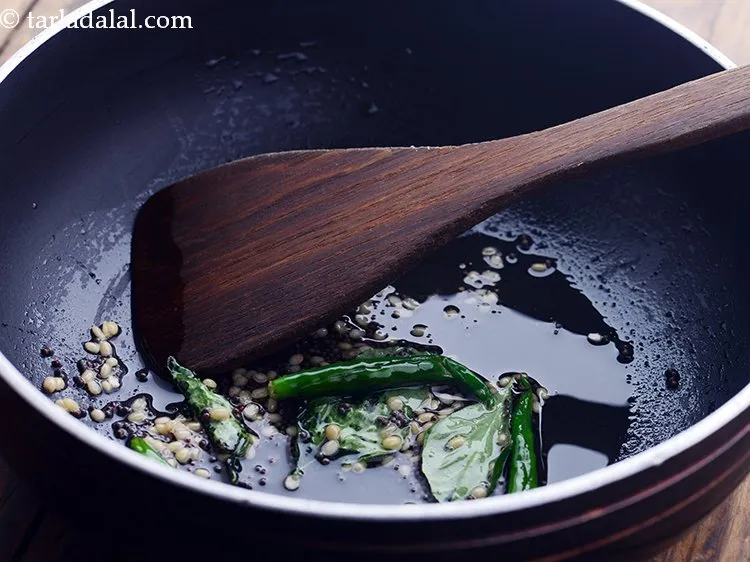 स्टेप 6 – अच्छी तरह से हिलाए और मध्यम आंच पर कुछ सेकंड …