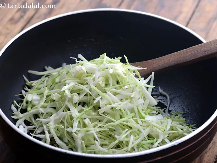 स्टेप 7 – पत्तागोभी डालें। देखें कि <a href=""https://www.tarladalal.com/recipes-using-cabbage-patta-gobi-in-hindi-248"" target=""_blank""><strong>पत्तागोभी</strong></a> आपके लिए क्यों …