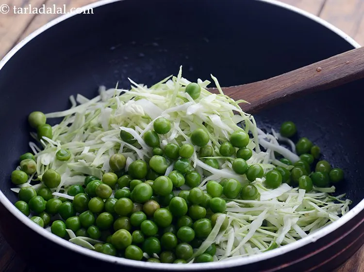 स्टेप 8 – हरे मटर डालें।