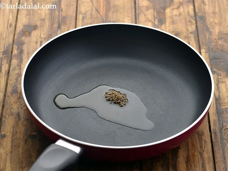 स्टेप 22 – इसमें जीरा डालें और इसे 30 सेकंड के लिए चटकने …