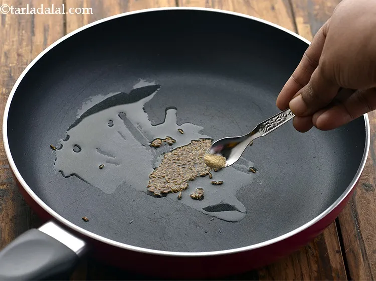 स्टेप 23 – एक चुटकी हींग डालें और 5 सेकंड के लिए भूनें। …
