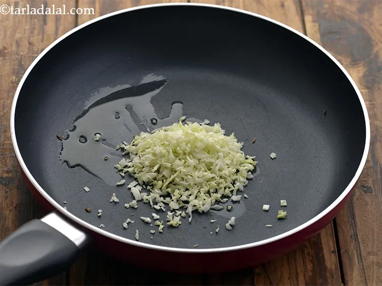 स्टेप 24 – इसमें बारीक कटी पत्ता गोभी डालें।