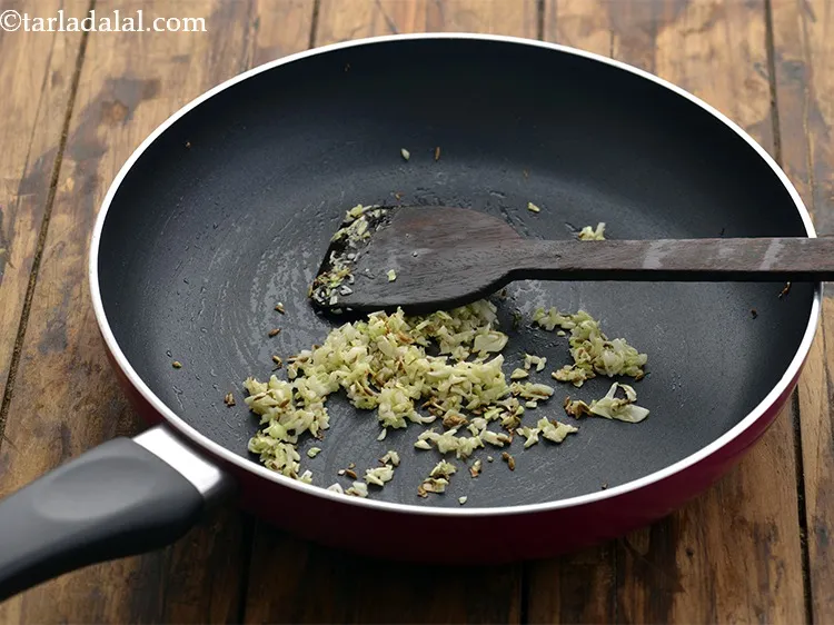 स्टेप 25 – एक करछुल का प्रयोग कर गोभी को मध्यम आँच पर …