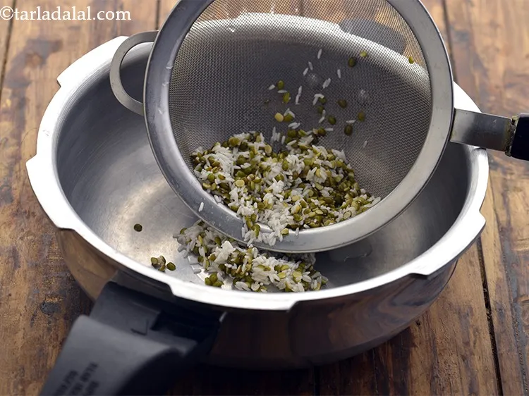 स्टेप 16 – <strong>बच्चों और शिशुओं के लिए गोभी मूंग दाल खिचड़ी</strong> बनाने …