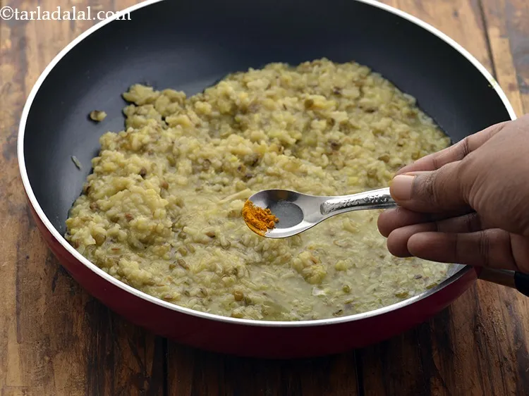 स्टेप 27 – एक चुटकी हल्दी पाउडर भी डाल दें।