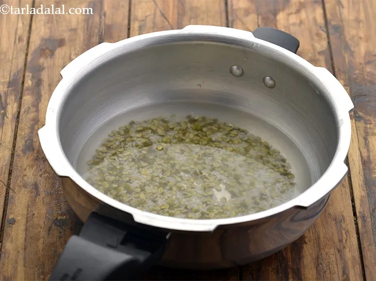 स्टेप 17 – पकाने के लिए इसमें 1 कप पानी डाल दीजिए।