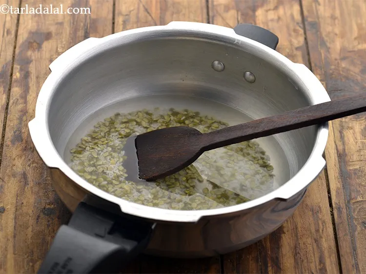 स्टेप 18 – एक कलछी की सहायता से अच्छी तरह मिला लें।