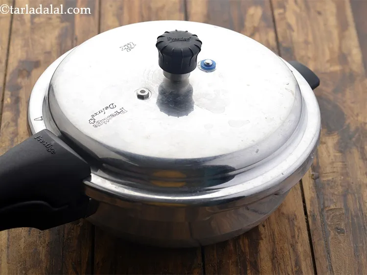 स्टेप 19 – प्रेशर कुकर का ढक्कन बंद करें और 3 सीटी आने …