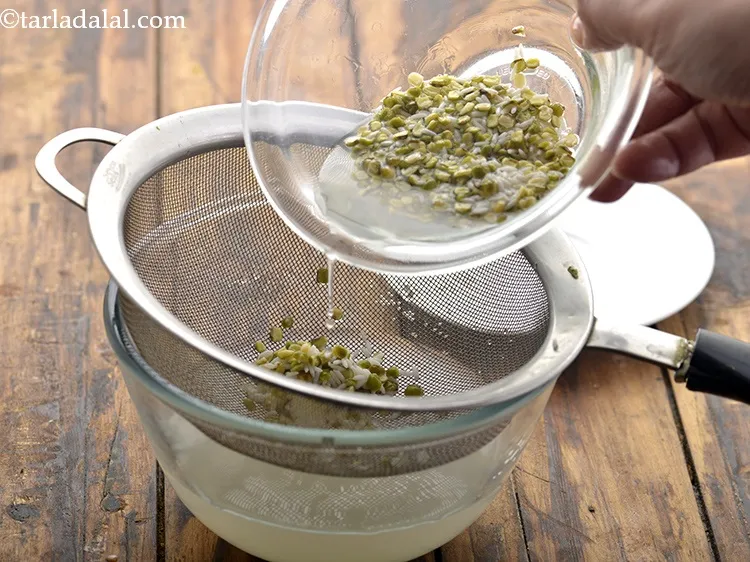 स्टेप 15 – एक छलनी का उपयोग करके अतिरिक्त पानी को निथार लें …