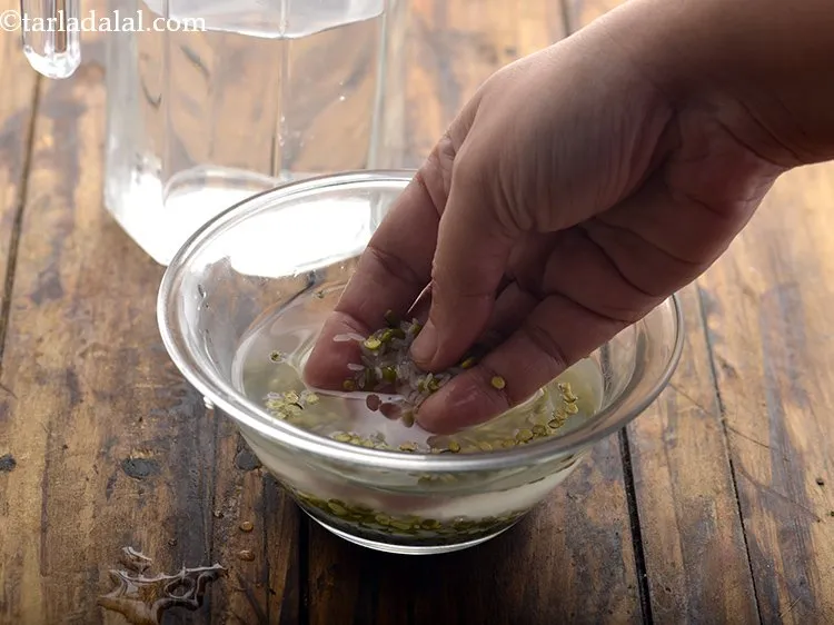 स्टेप 14 – चावल और मूंग दाल को साफ पानी से धो लीजिये।