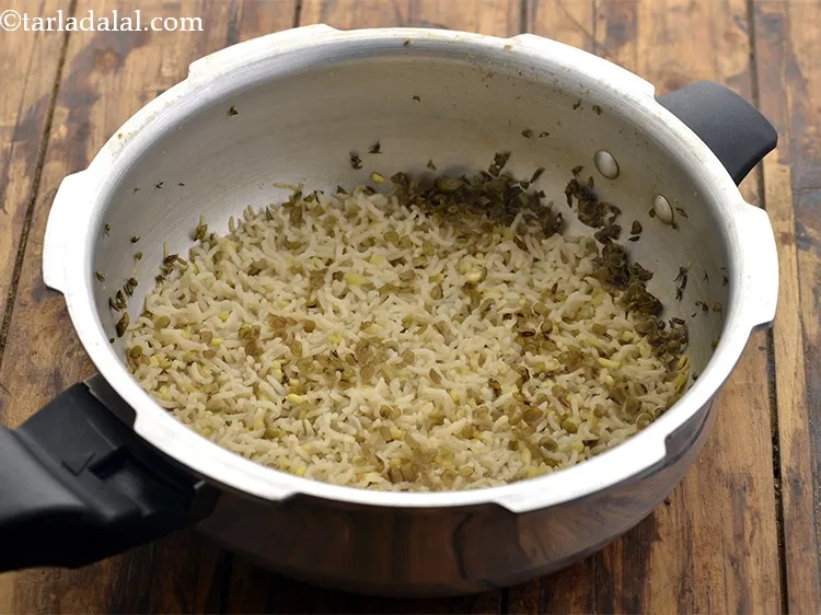 स्टेप 20 – <strong>शिशुओं और बच्चों के लिए गोभी मूंग दाल खिचड़ी</strong> पकाने …