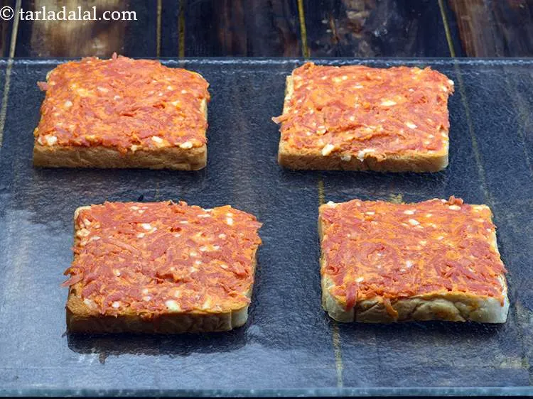 स्टेप 16 – एक प्लेट या बोर्ड पर सभी टोस्टेड ब्रेड स्लाइस रखें …