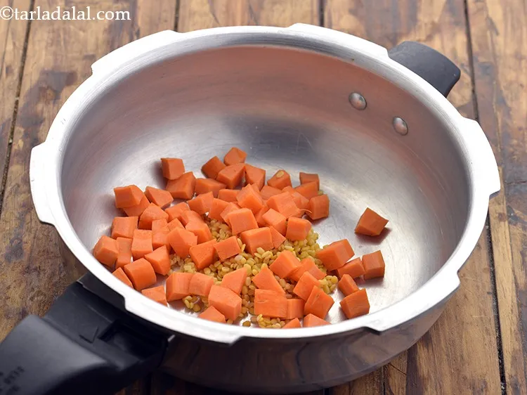 स्टेप 15 – इसमें कटी हुई गाजर डालें।