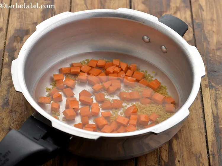 स्टेप 16 – इसमें १ कप पानी डालें।